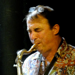 Nicolas Brass, jouant du saxo